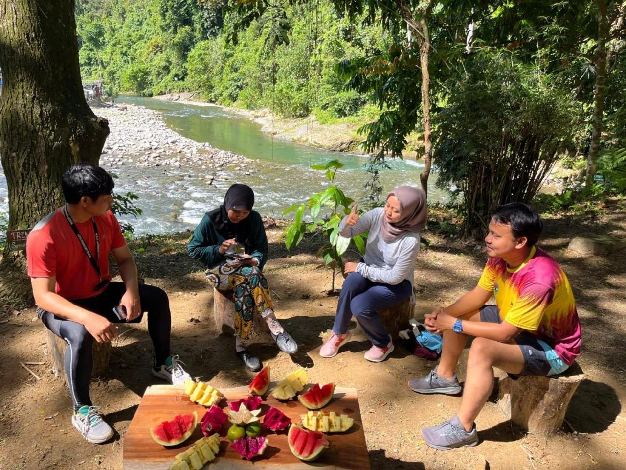 Pongo Guest House & Jungle Trekking Bukit Lawang Exteriör bild